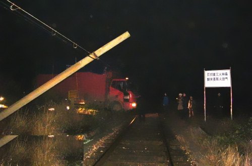 大卡車拽倒電線桿現場